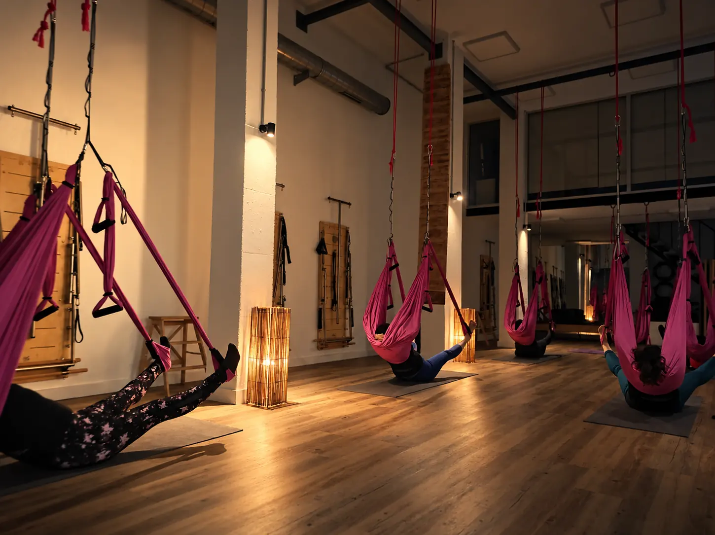 Sala de Studio Salux con las hamacas de AeroYoga y la pared de muelles